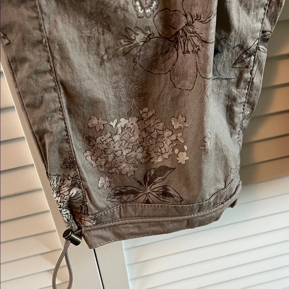 Democracy Brown Floral Cropped Pants